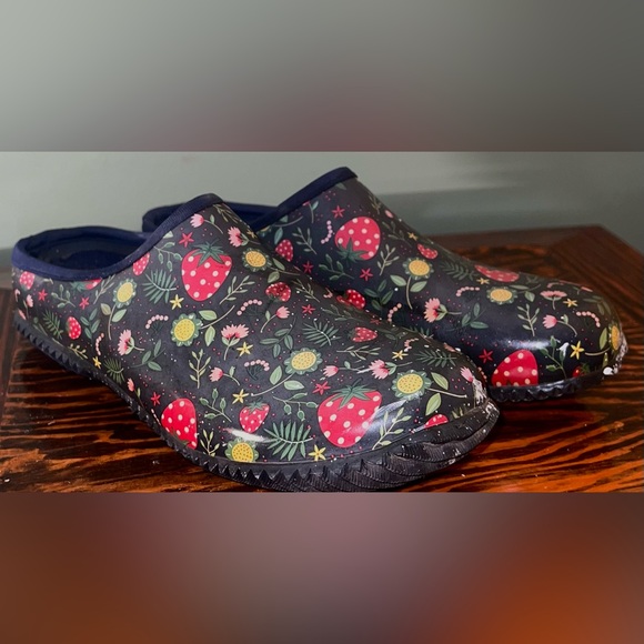 Shoes - Women’s Floral Patterned Clogs
